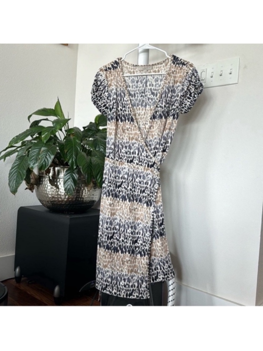 Loft Wrap Summer Dress Sz S Tan Navy Blue V neck Short Sleeves Ties in the Back